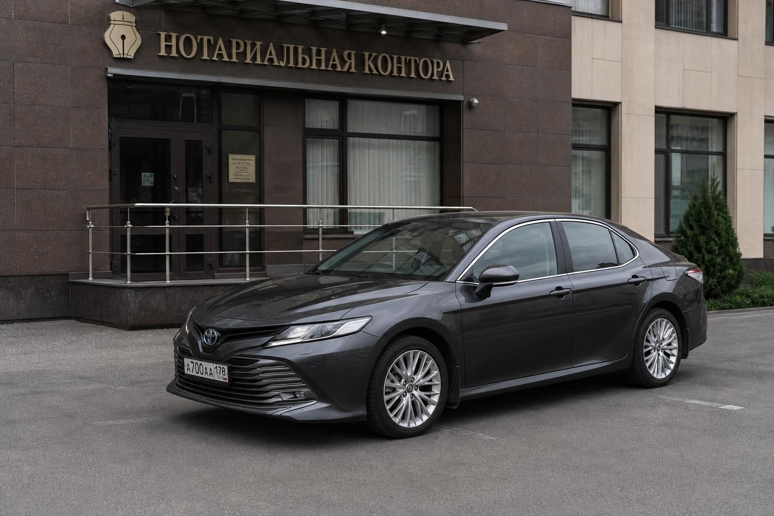 Автомобиль стоит на парковке возле нотариальной конторы, где оформляют наследство